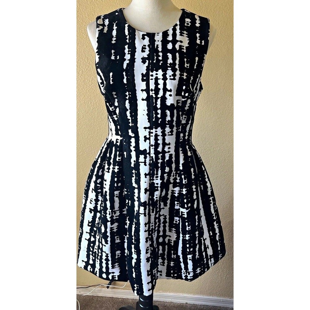 Calvin Klein Black/White Abstract Fit & Flare Sleeveless Knee Dress Size 8